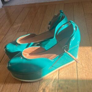 Nature breeze platform, patent leather green shoes, size 6